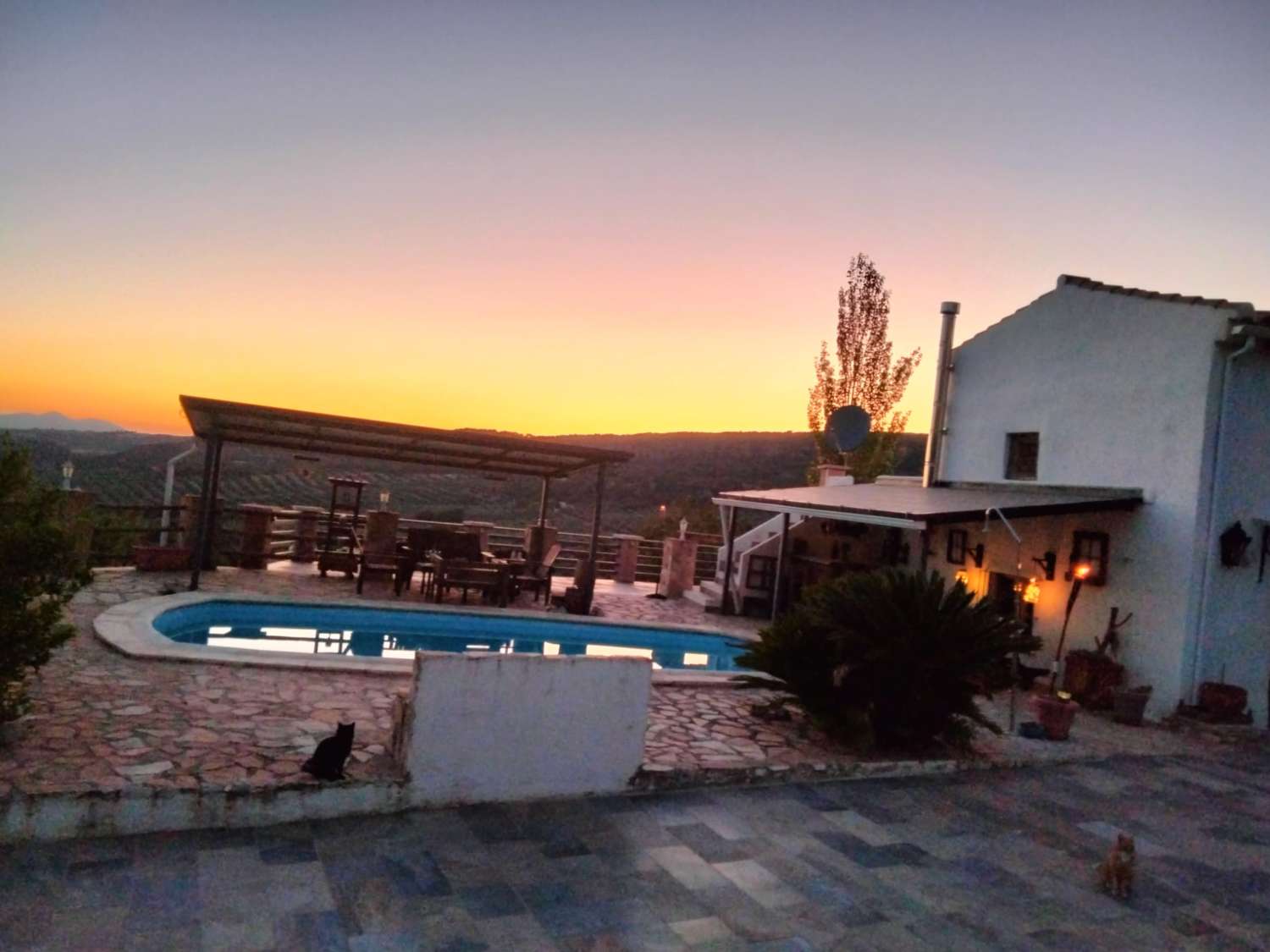 Beautiful rustic farmhouse, with 2 independent apartments, pool and great views