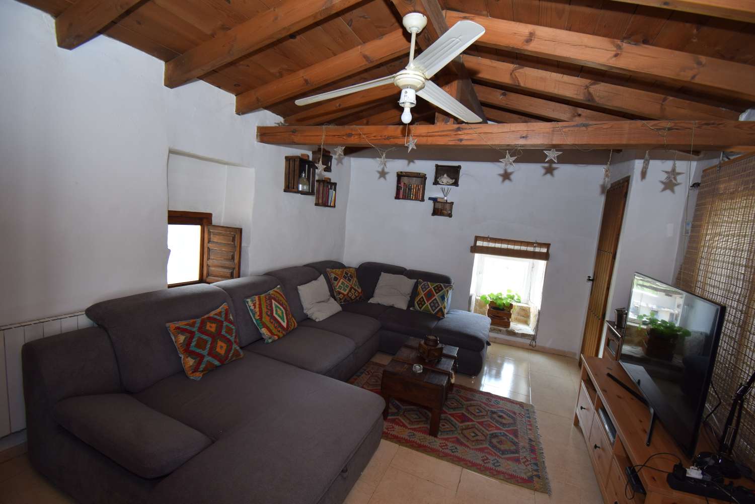 Beautiful rustic farmhouse, with 2 independent apartments, pool and great views