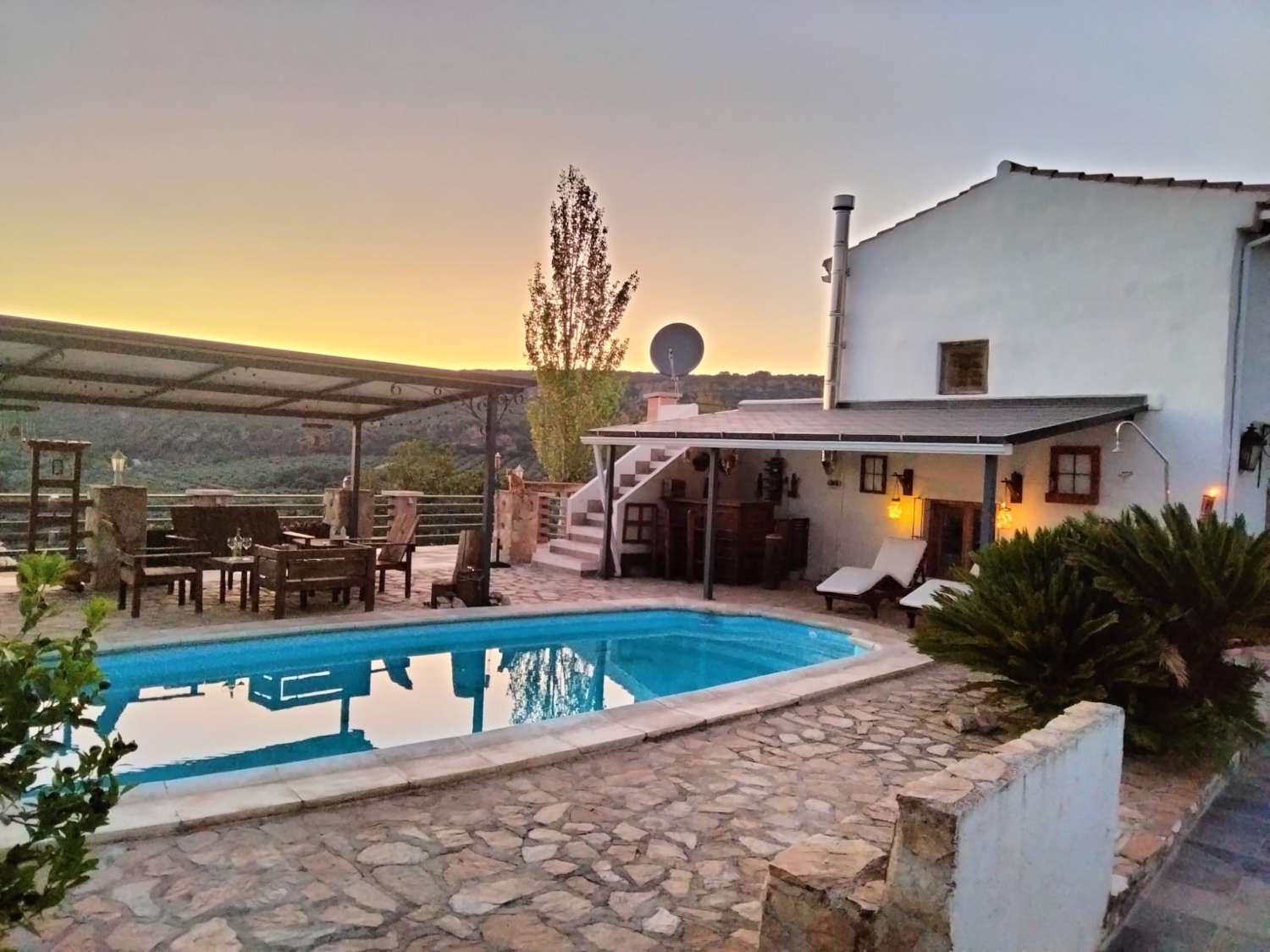 Beautiful rustic farmhouse, with 2 independent apartments, pool and great views