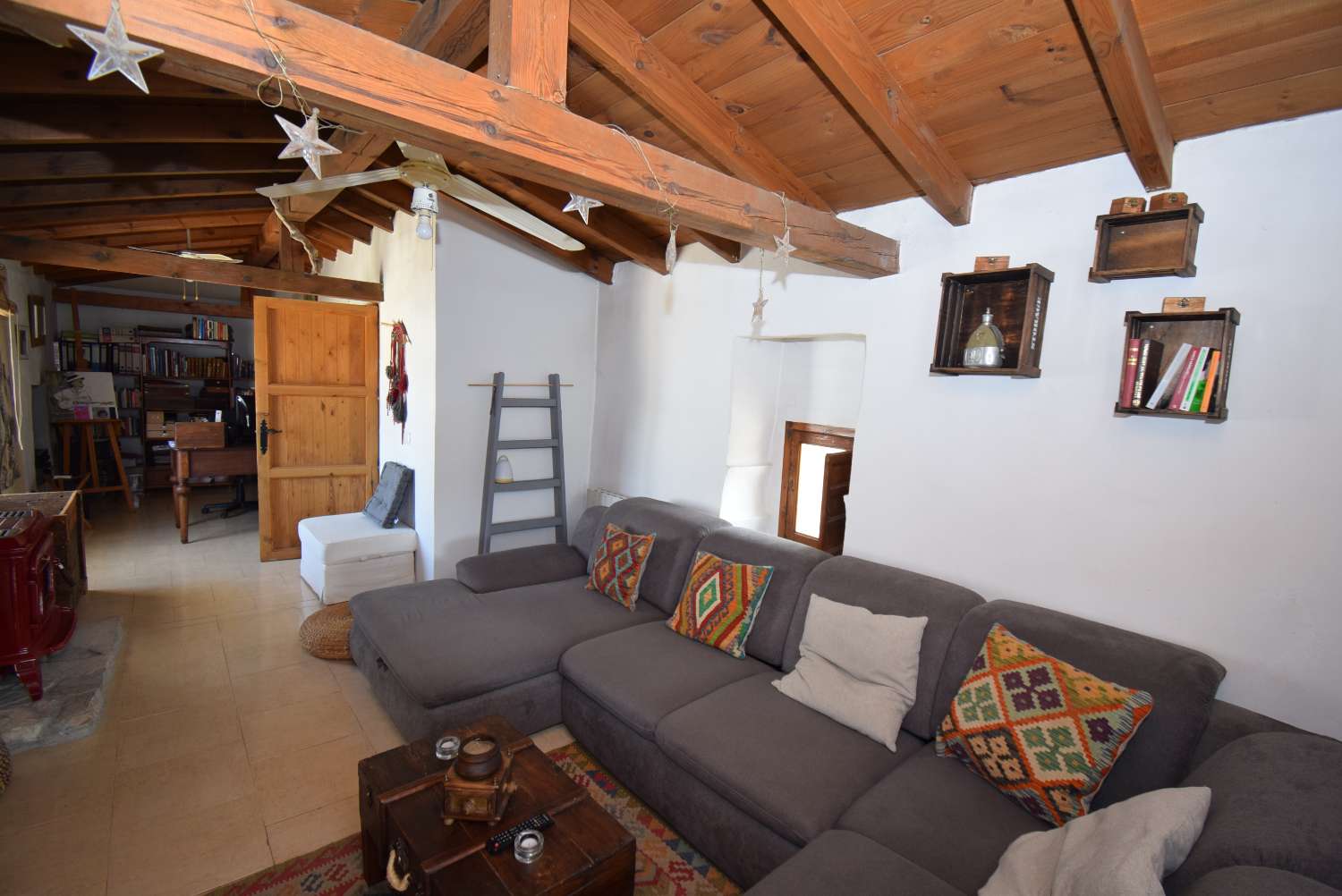 Beautiful rustic farmhouse, with 2 independent apartments, pool and great views