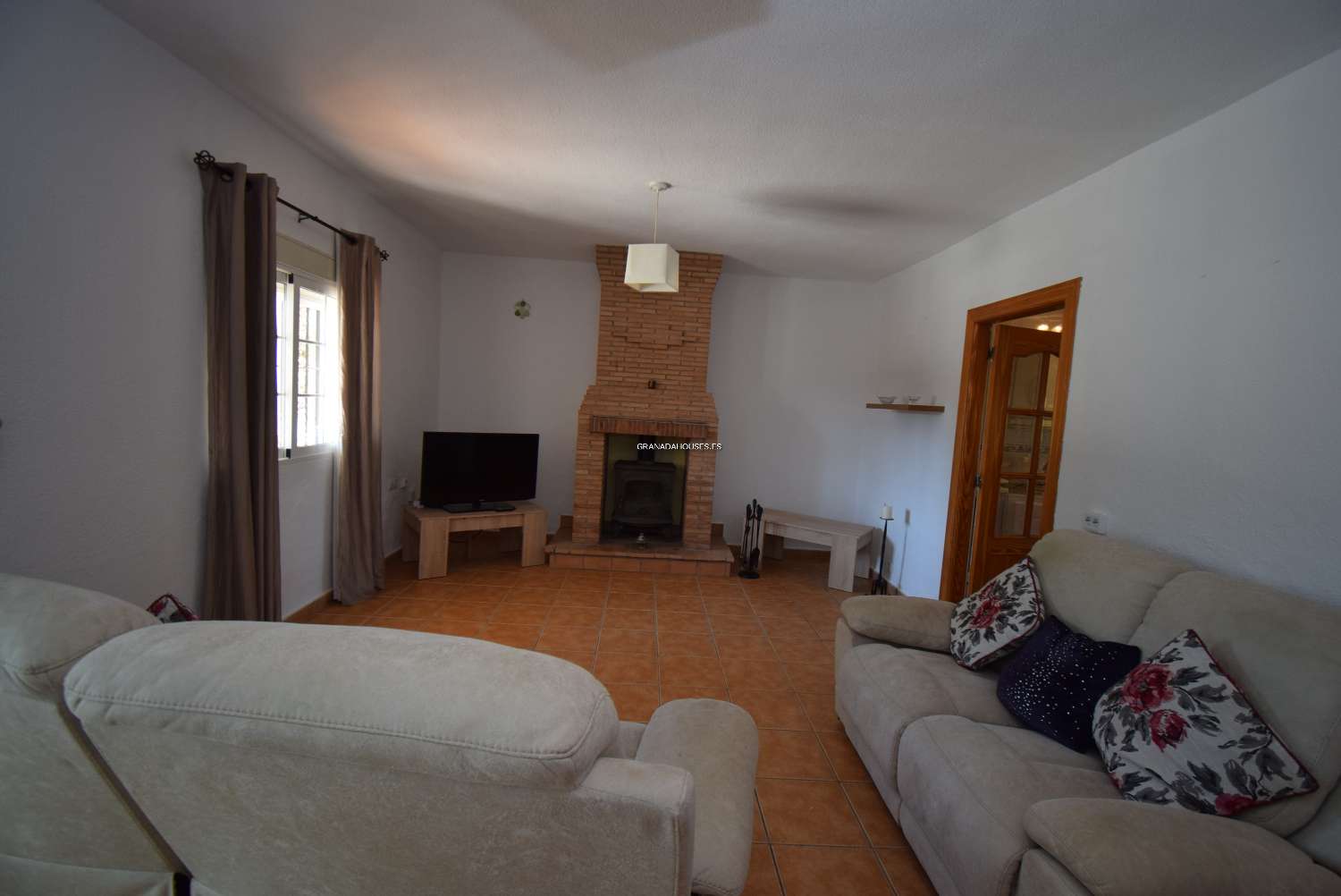 FLAT FINCA WITH CHALET, POOL AND GARDEN