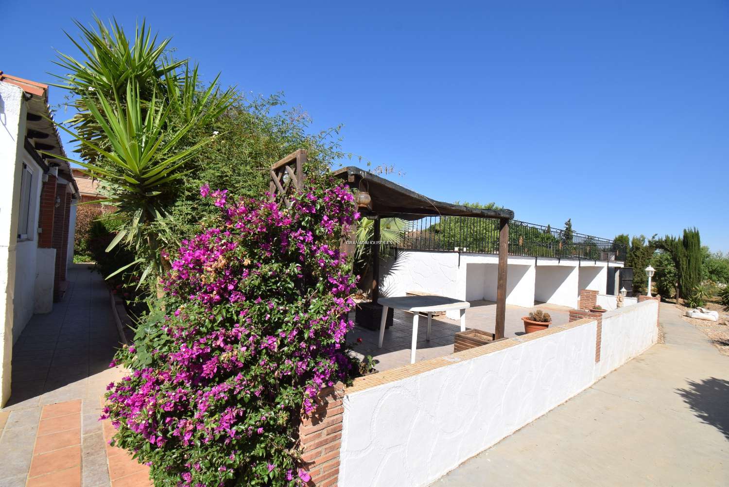 FLAT FINCA WITH CHALET, POOL AND GARDEN