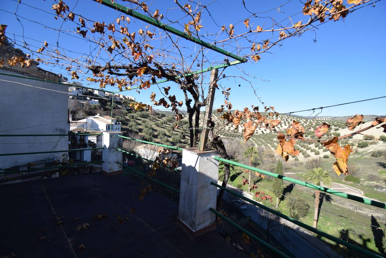 Casa de pueblo con amplias zonas exteriores y vistas