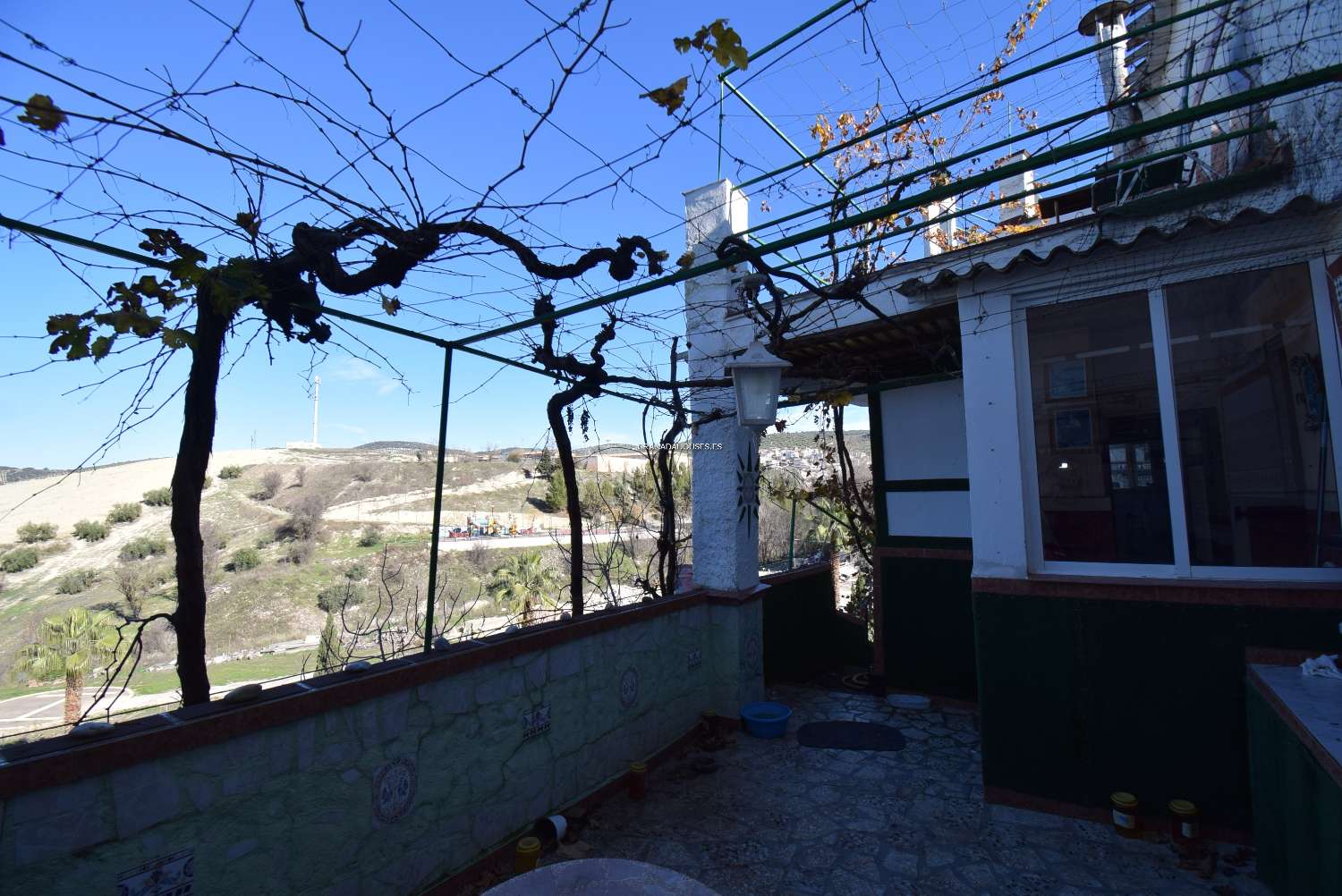 Casa di paese con ampi spazi esterni e vista