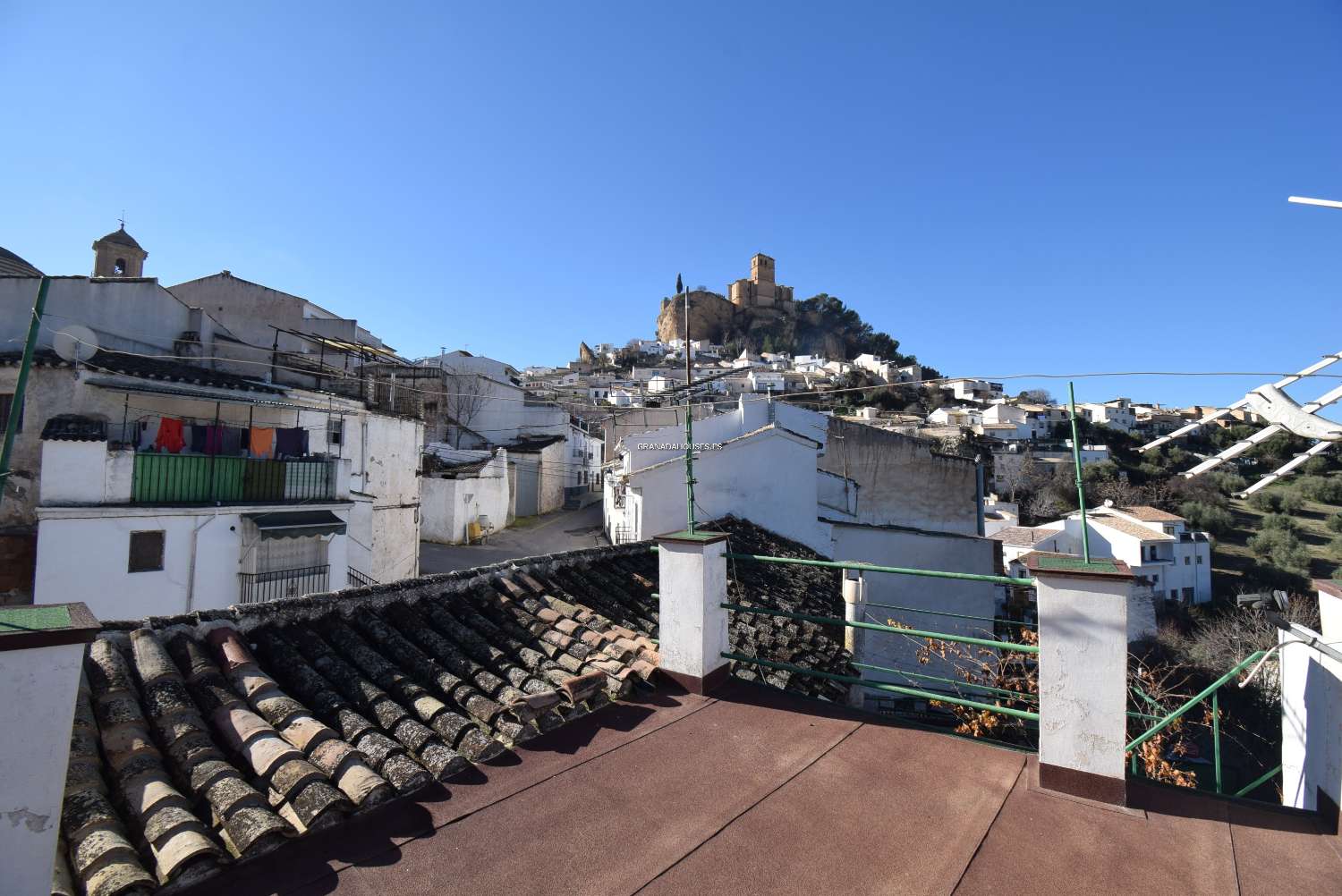 Maison de ville avec grands espaces extérieurs et vue