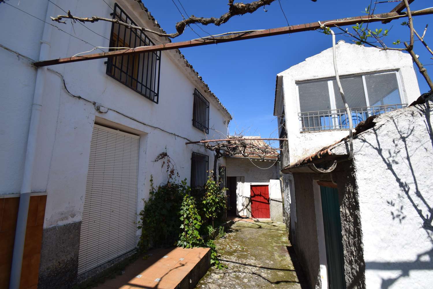 RUSTIC HOUSE S ZNIČENÍM ZOBRAZUJE VE VELMI TICHÉ OBLASTI