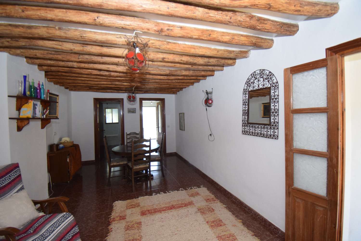 RUSTIC HOUSE S ZNIČENÍM ZOBRAZUJE VE VELMI TICHÉ OBLASTI