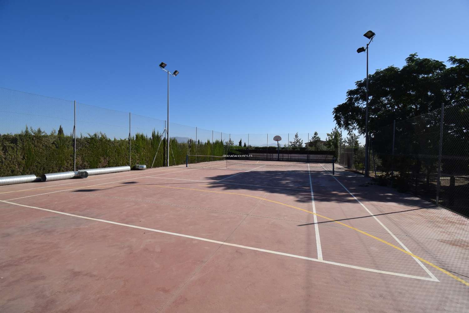 Fantastica villa indipendente con campo da tennis, piscina e splendida vista