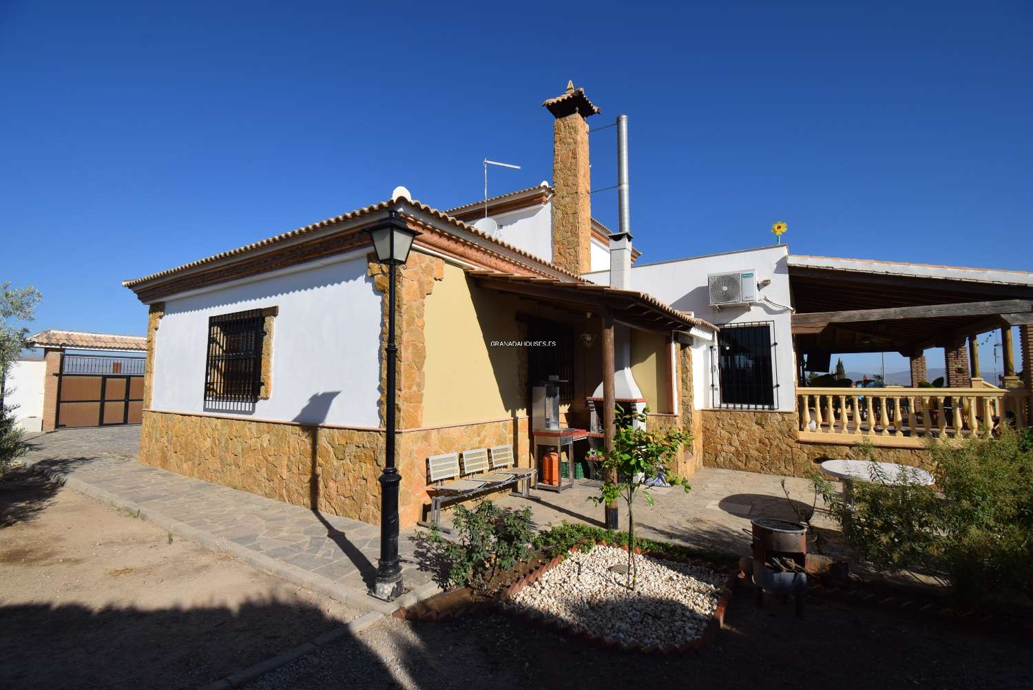 Fantastic detached villa with tennis court, swimming-pool and great views