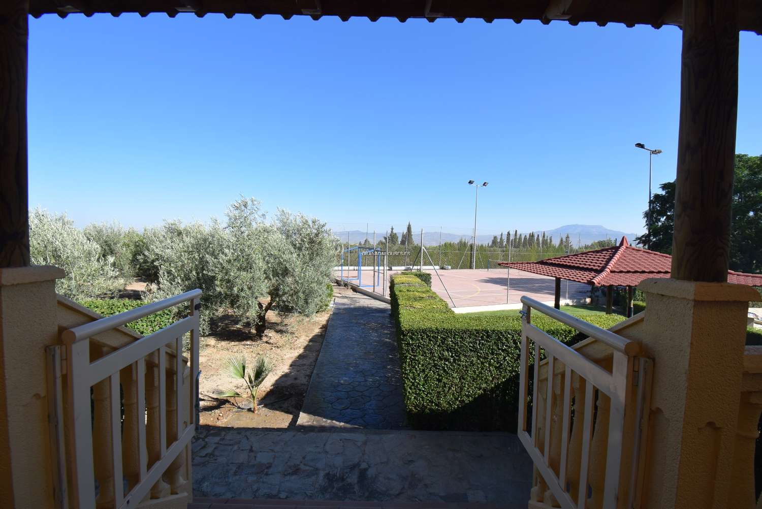 Fantastica villa indipendente con campo da tennis, piscina e splendida vista