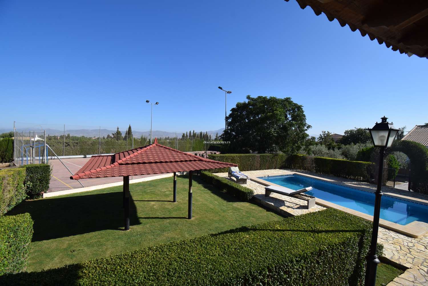 Fantástica villa independiente con pista de tenis, piscina y excelentes vistas