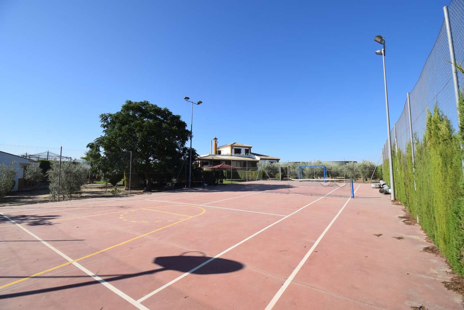 Fantastica villa indipendente con campo da tennis, piscina e splendida vista