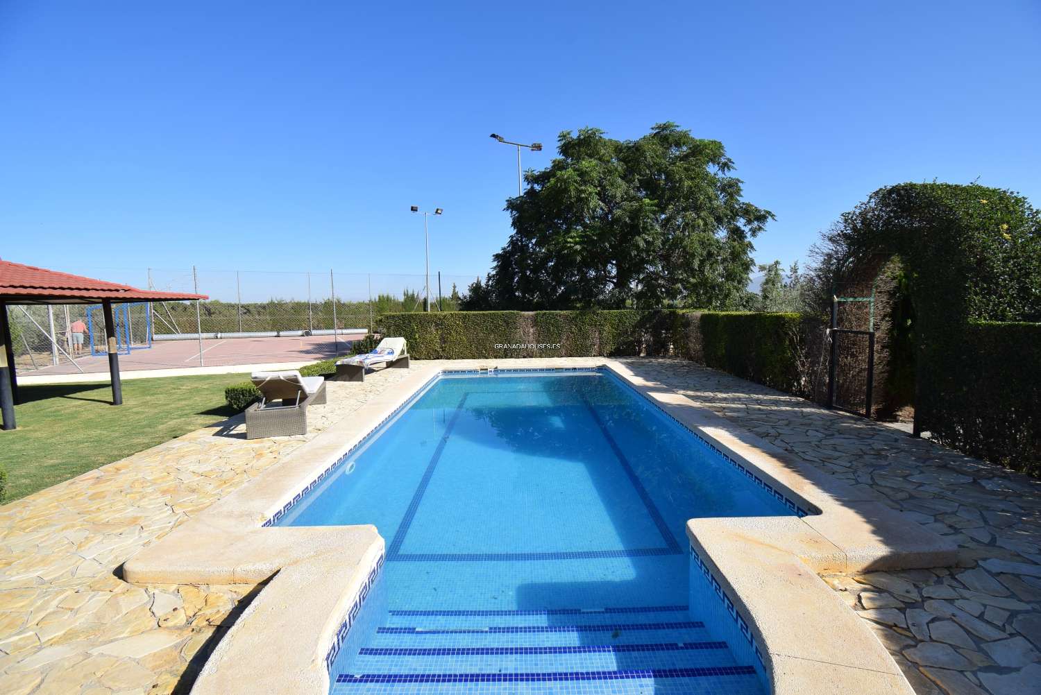 Fantástica villa independiente con pista de tenis, piscina y excelentes vistas