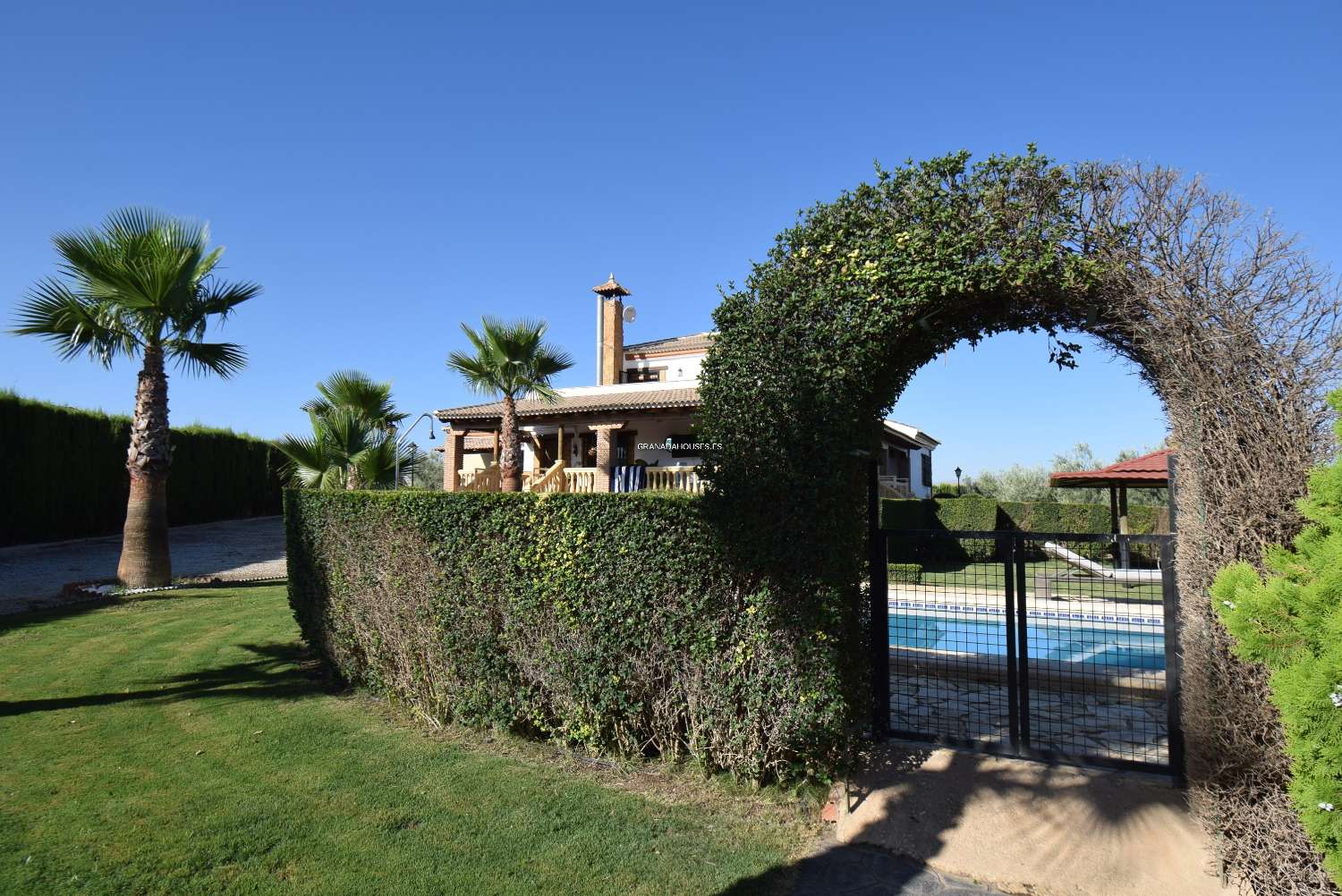 Fantastic detached villa with tennis court, swimming-pool and great views