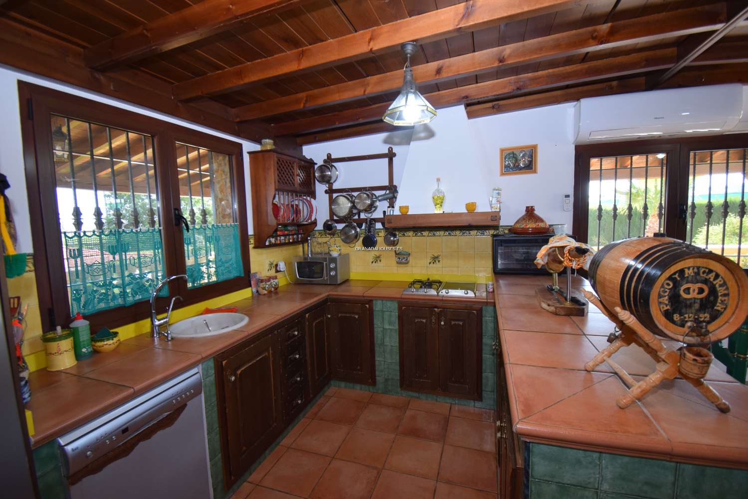 Fantastic detached villa with tennis court, swimming-pool and great views