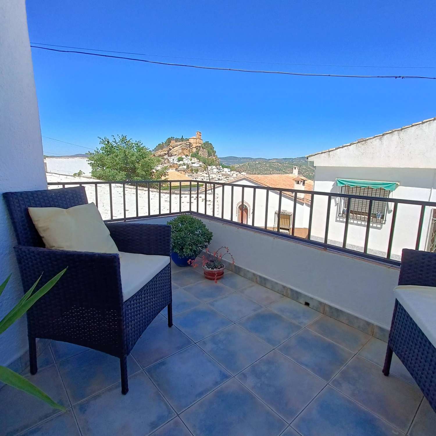 Modern townhouse with fantastic views, patio & swimming-pool