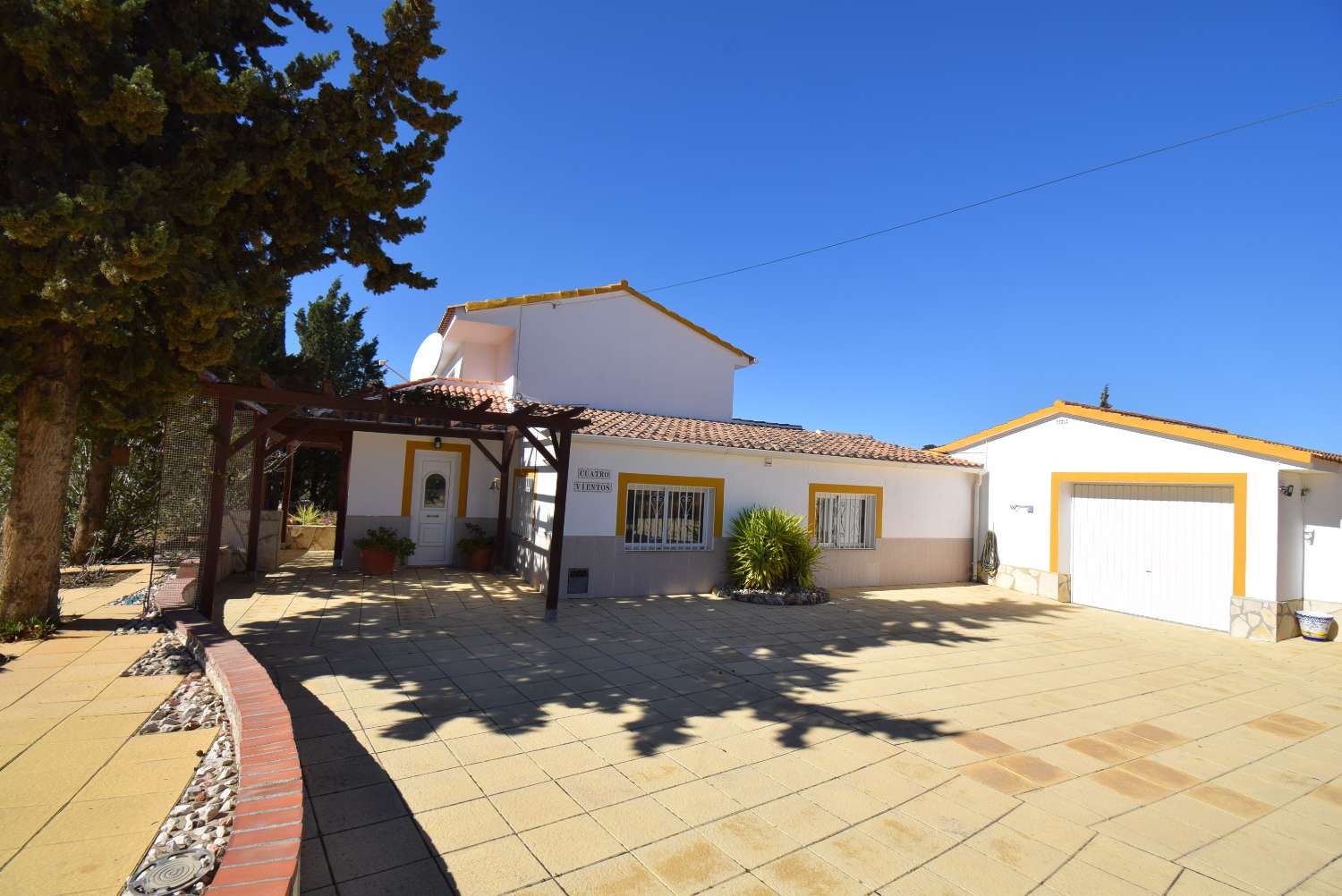 Fantastic country villa with annexe, garden, large pool and stunning mountain views