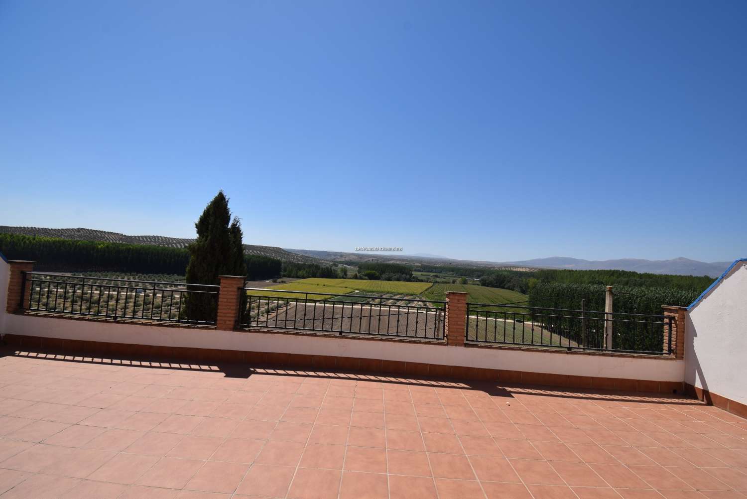 Magnificent house with large garage and 2 terraces with stunning views