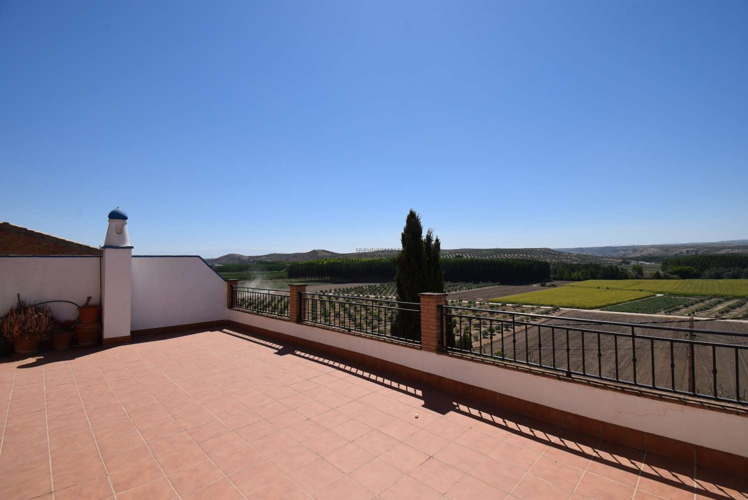Magnificent house with large garage and 2 terraces with stunning views