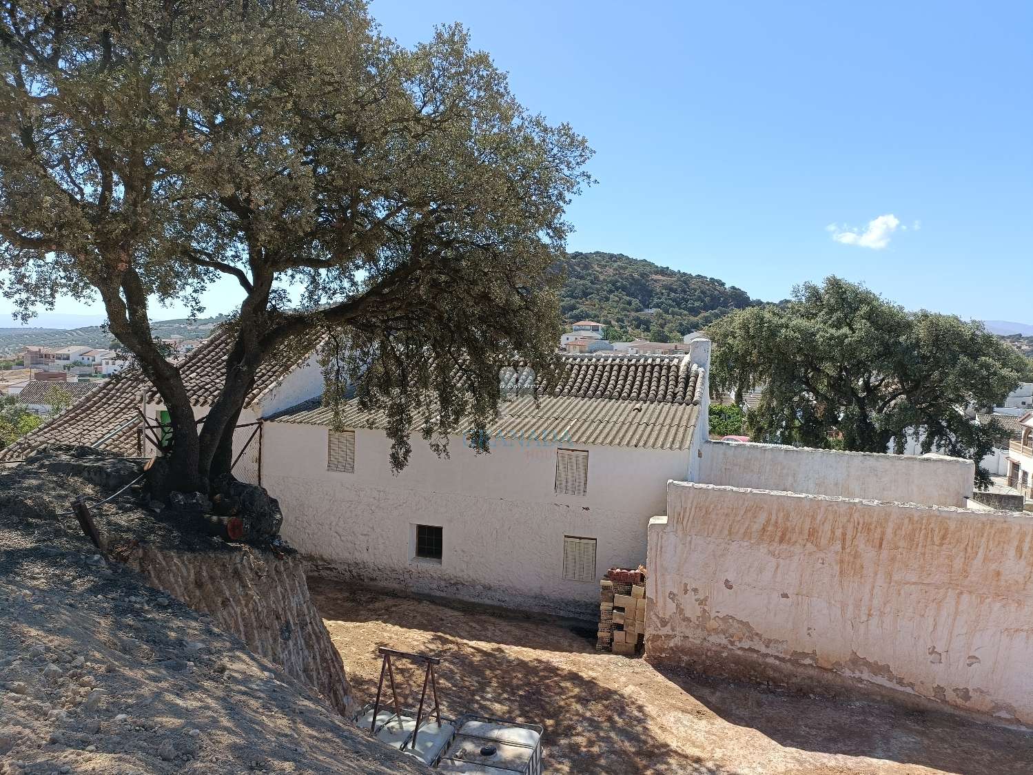 Casa de pueblo rústica con vistas espectaculares y 4 parcelas edificables