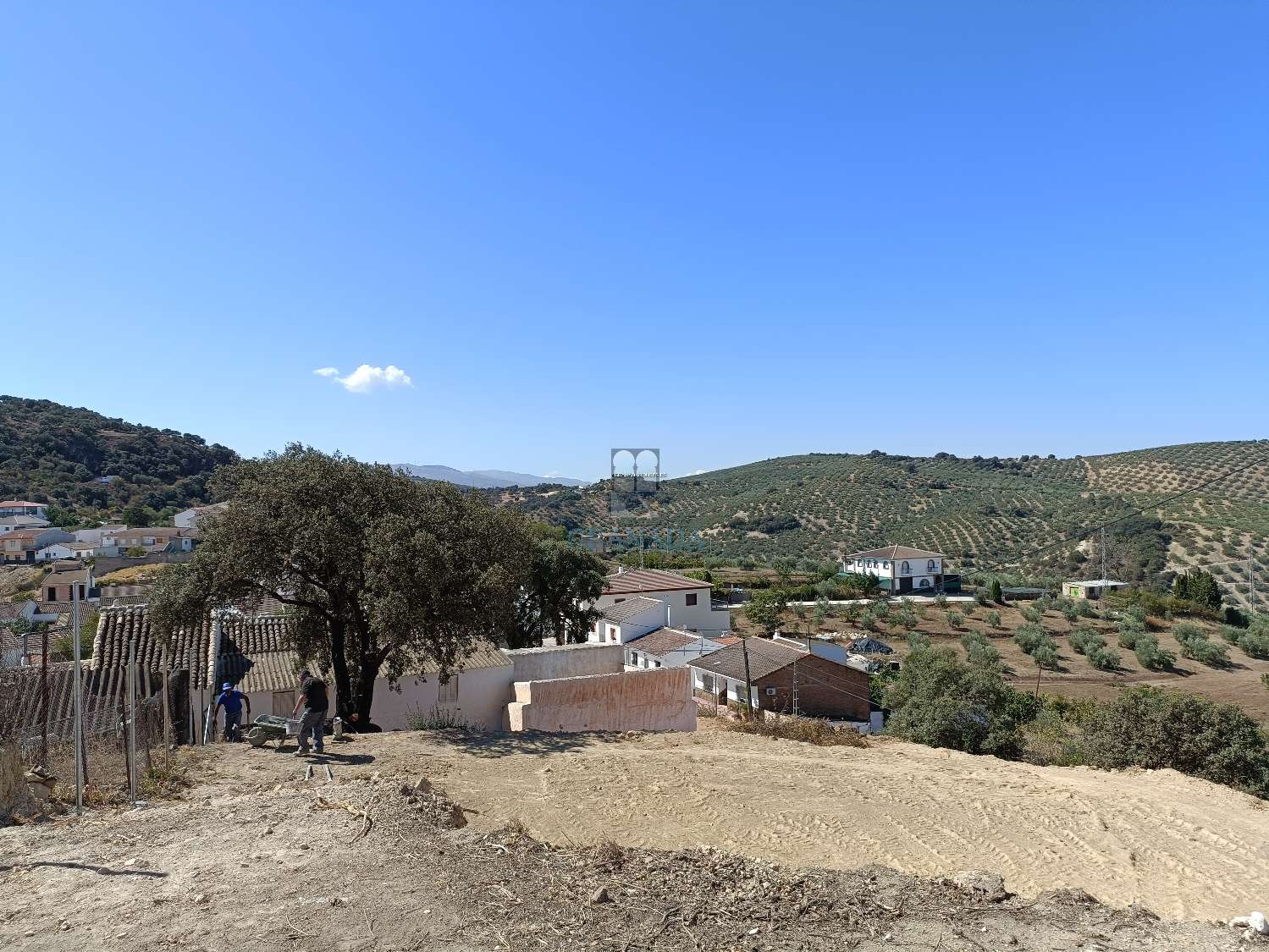 Maison de village rustique avec des vues spectaculaires et 4 terrains à bâtir