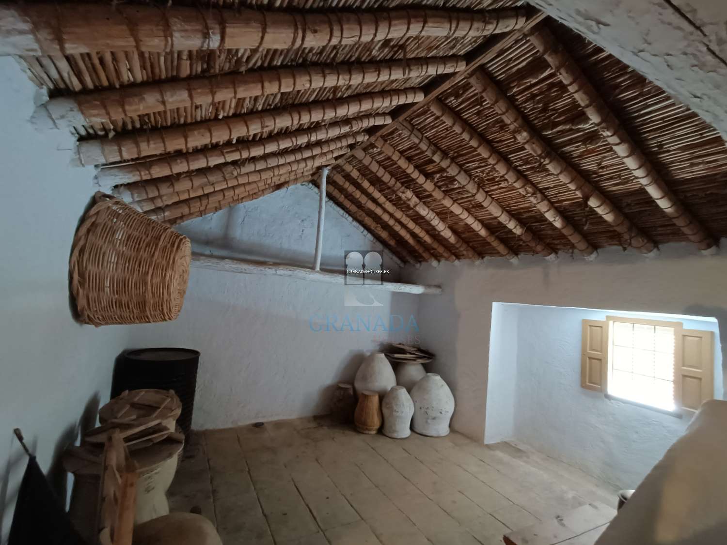 Maison de village rustique avec des vues spectaculaires et 4 terrains à bâtir