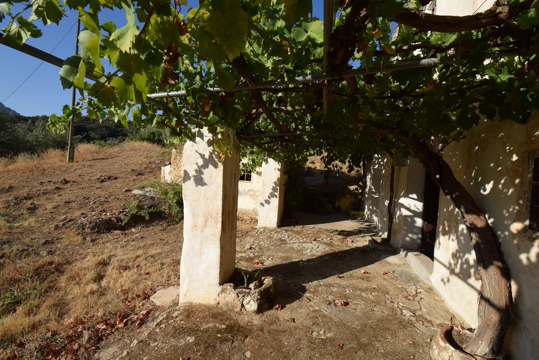 SCHÖNES TYPISCHES ANDALUSISCHES BAUERNHAUS ZUM WIEDERHERSTELLEN