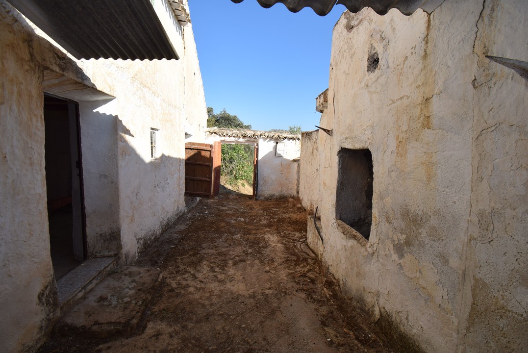 MOOIE TYPISCHE ANDALUSISCHE BOERDERIJ OM TE HERSTELLEN