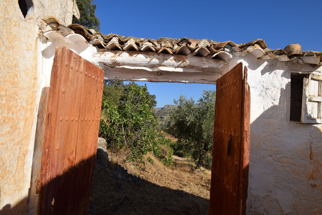 SCHÖNES TYPISCHES ANDALUSISCHES BAUERNHAUS ZUM WIEDERHERSTELLEN