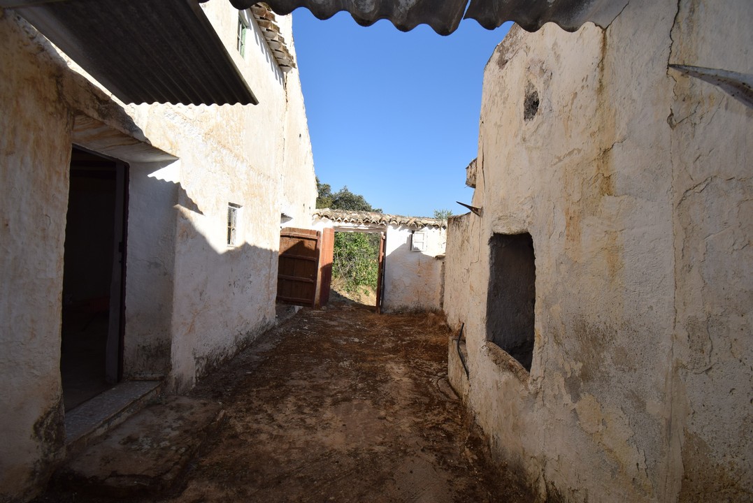 SCHÖNES TYPISCHES ANDALUSISCHES BAUERNHAUS ZUM WIEDERHERSTELLEN