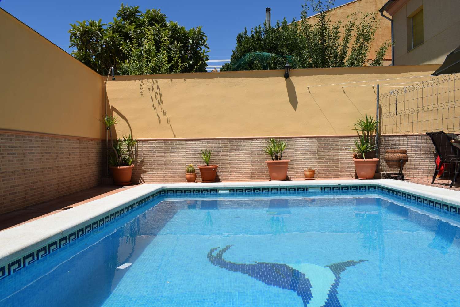 Estupenda casa adosada con patio soleado y piscina privada