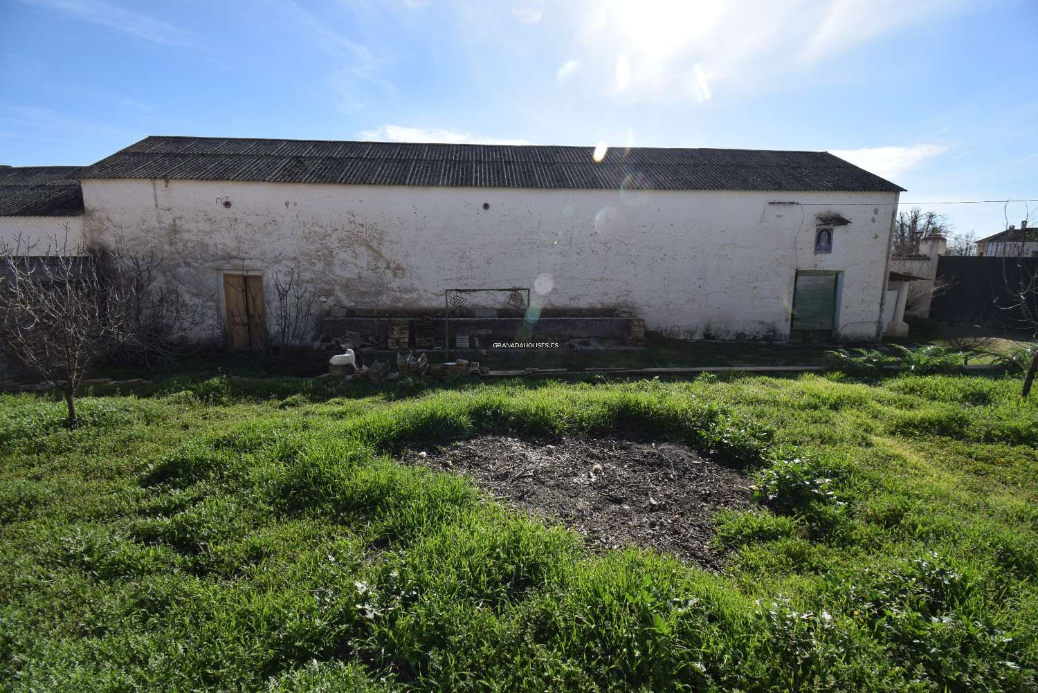 AMAZING BARGAIN -LARGE HISTORIC BUILDING NEAR GRANADA CITY