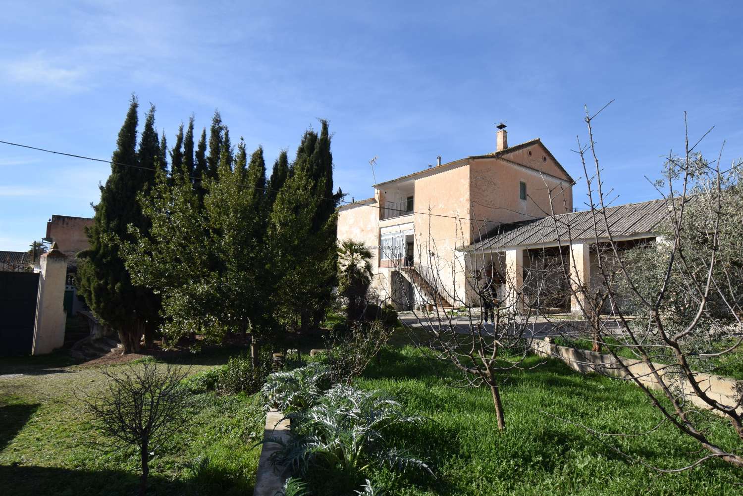 AMAZING BARGAIN -LARGE HISTORIC BUILDING NEAR GRANADA CITY