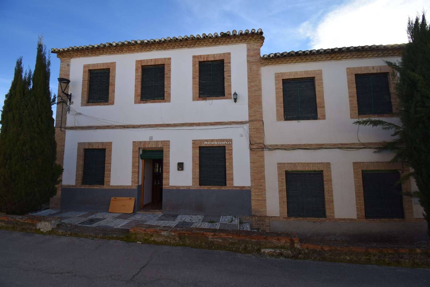 GEWELDIG KOOPJE - GROOT HISTORISCH GEBOUW DICHTBIJ DE STAD VAN GRANADA