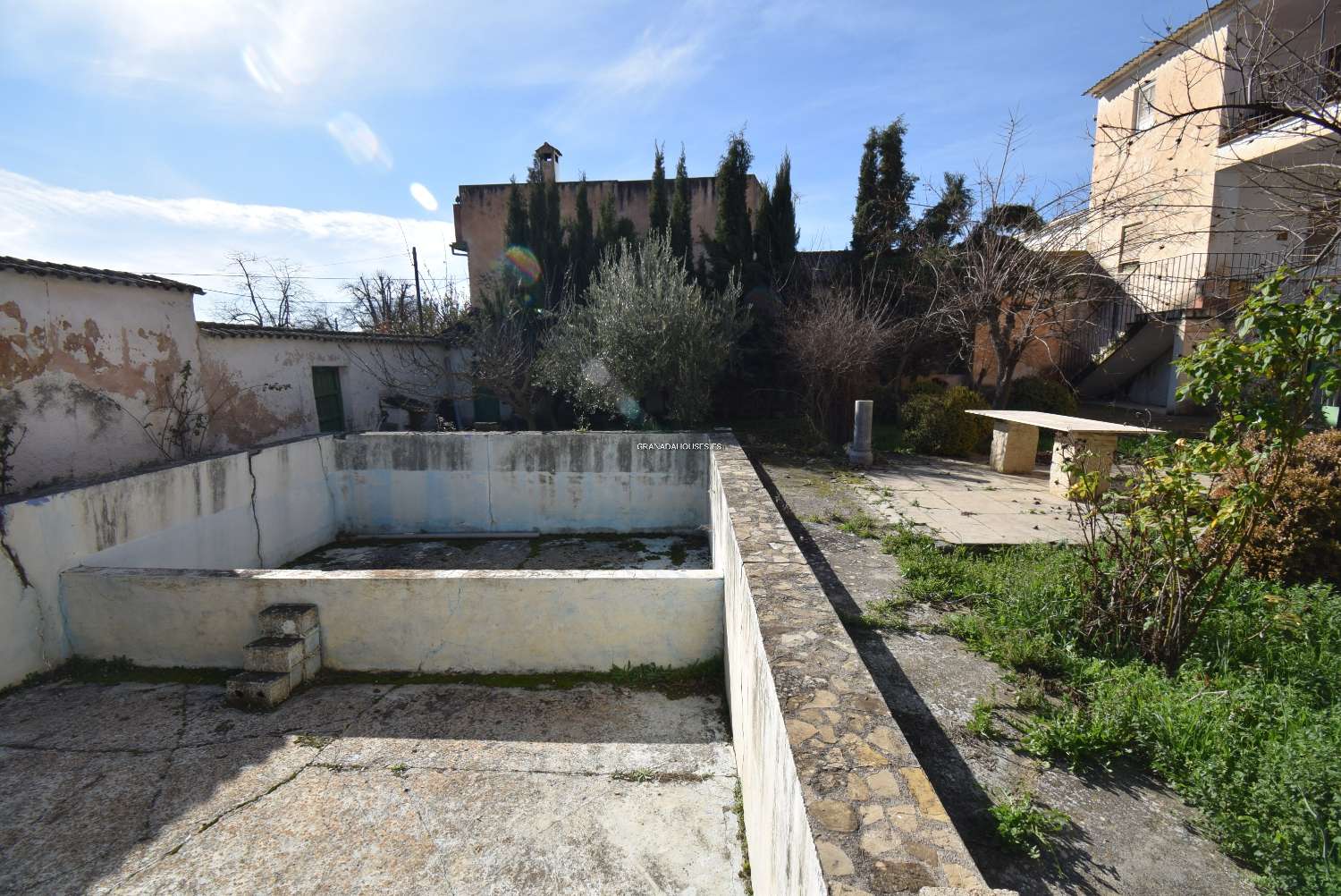 AMAZING BARGAIN -LARGE HISTORIC BUILDING NEAR GRANADA CITY