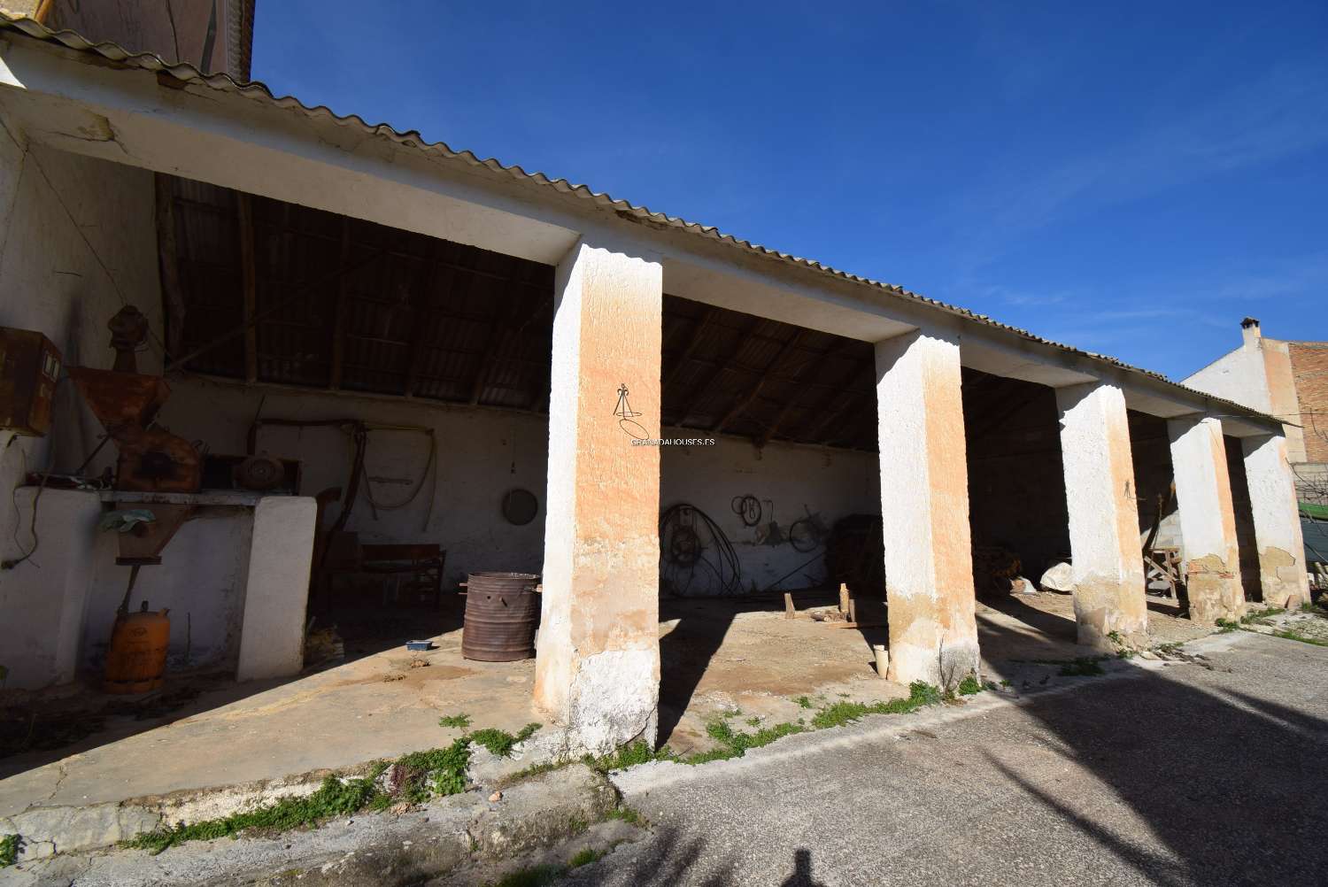 AFFARE MERAVIGLIOSO - GRANDE EDIFICIO STORICO VICINO ALLA CITTÀ DI GRANADA