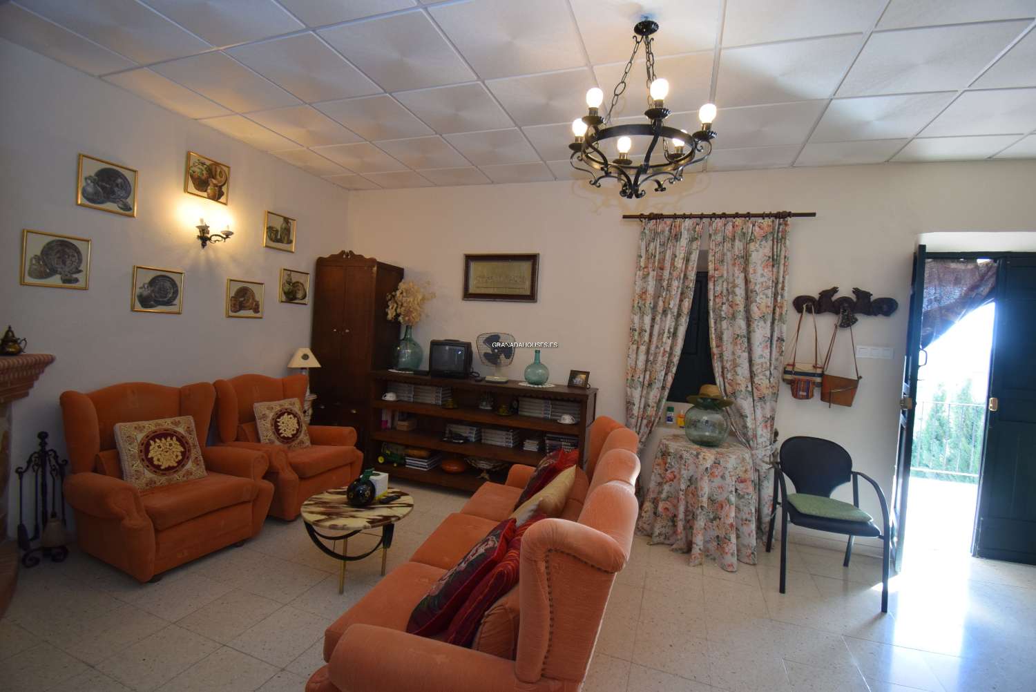 AMAZING BARGAIN -LARGE HISTORIC BUILDING NEAR GRANADA CITY