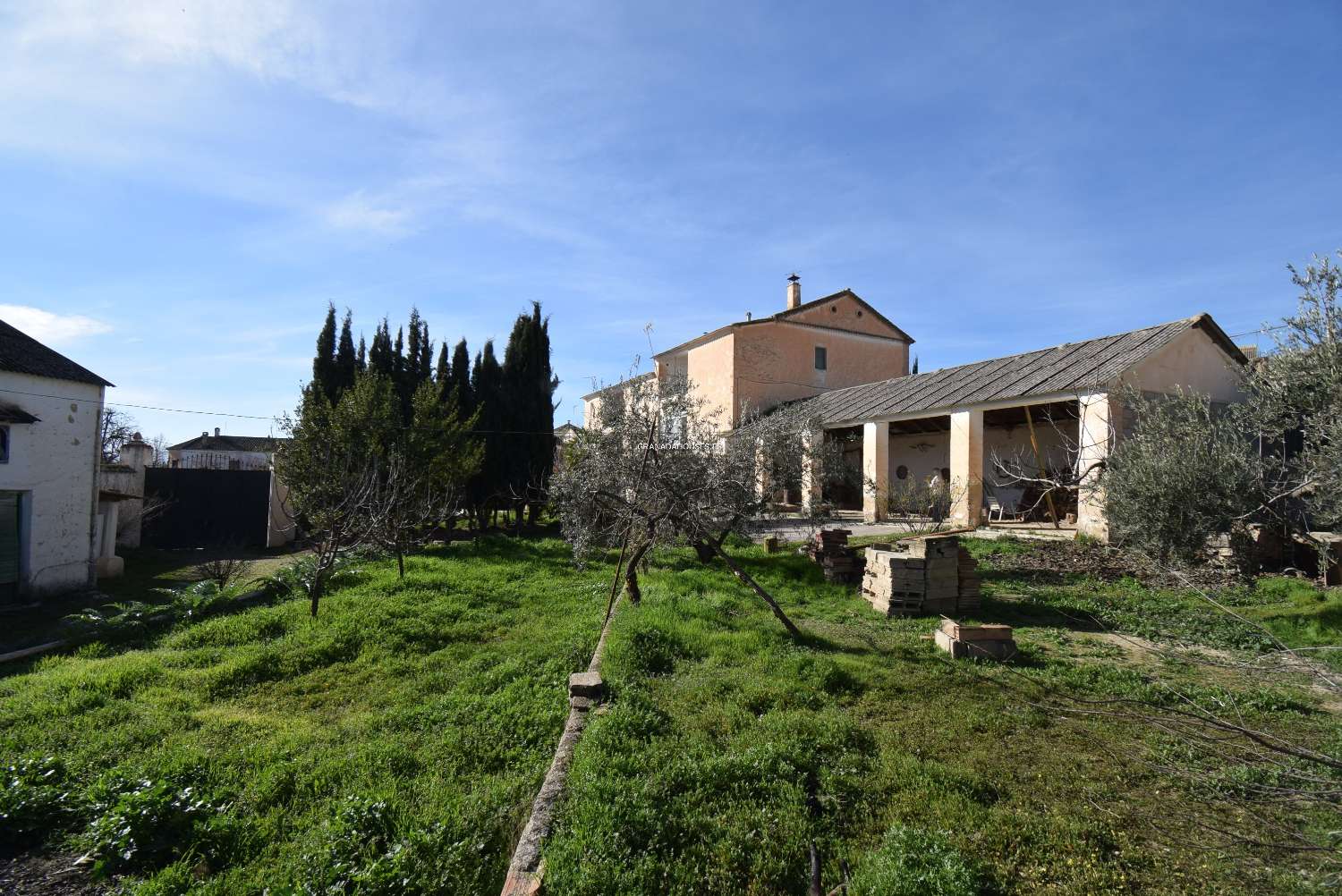 AMAZING BARGAIN -LARGE HISTORIC BUILDING NEAR GRANADA CITY