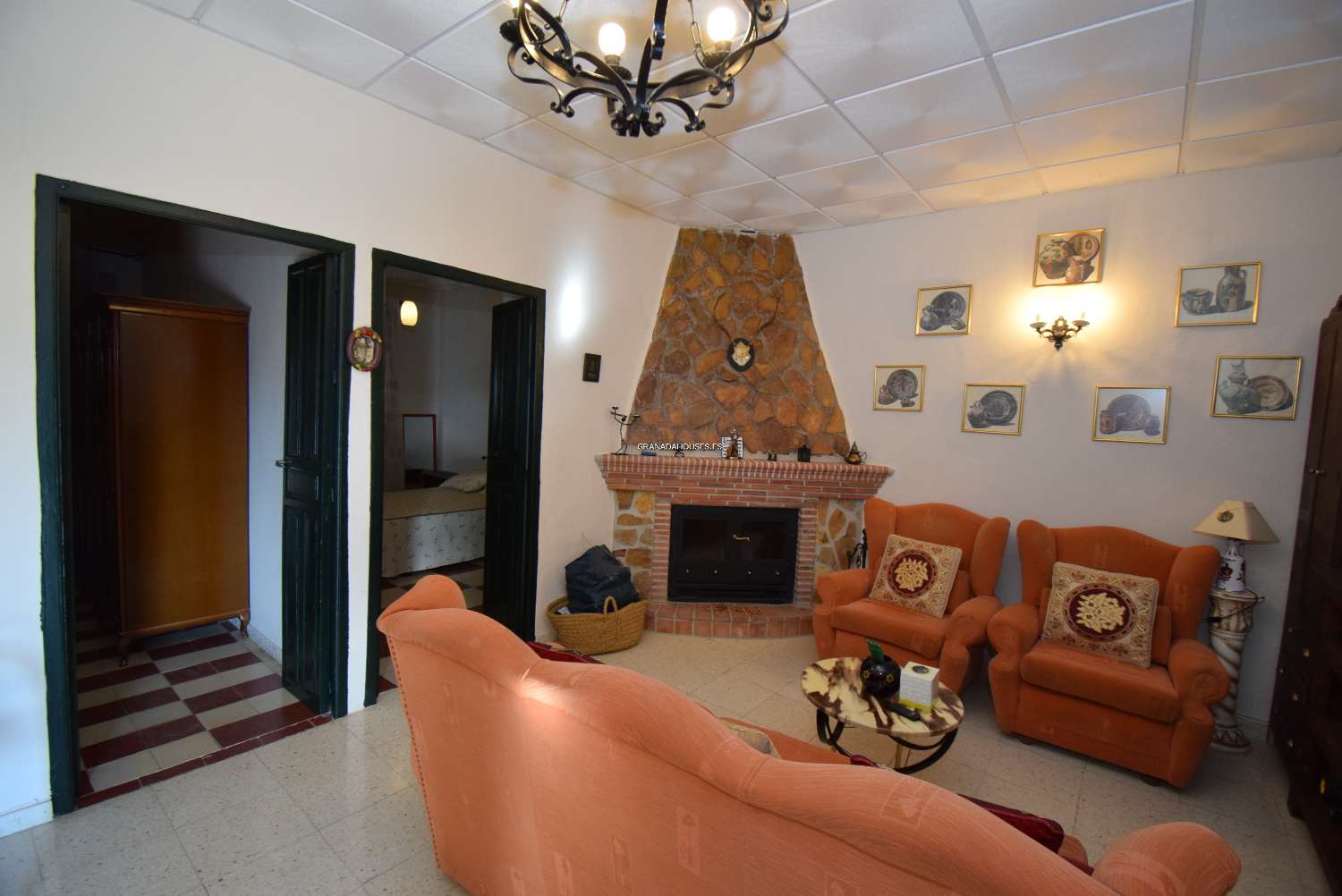 AMAZING BARGAIN -LARGE HISTORIC BUILDING NEAR GRANADA CITY