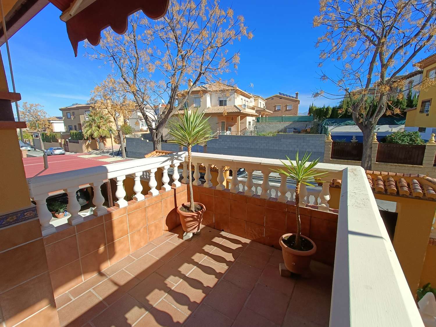 Gran casa unifamiliar con 2 apartamentos separados cerca de Granada ciudad