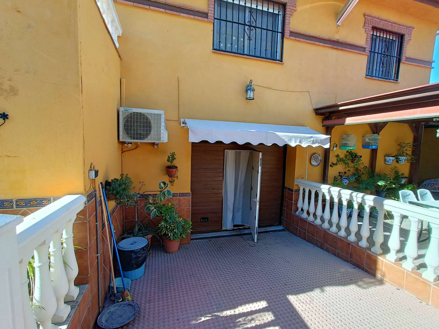 Large detached house with 2 separate apartments near Granada city