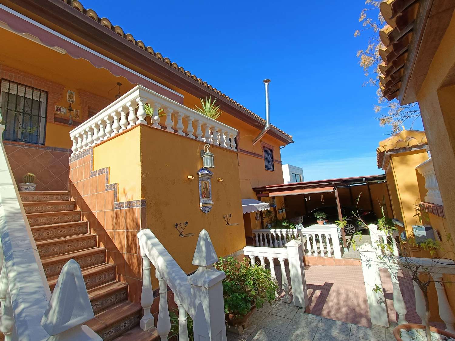 Groot vrijstaand huis met 2 aparte appartementen nabij de stad Granada