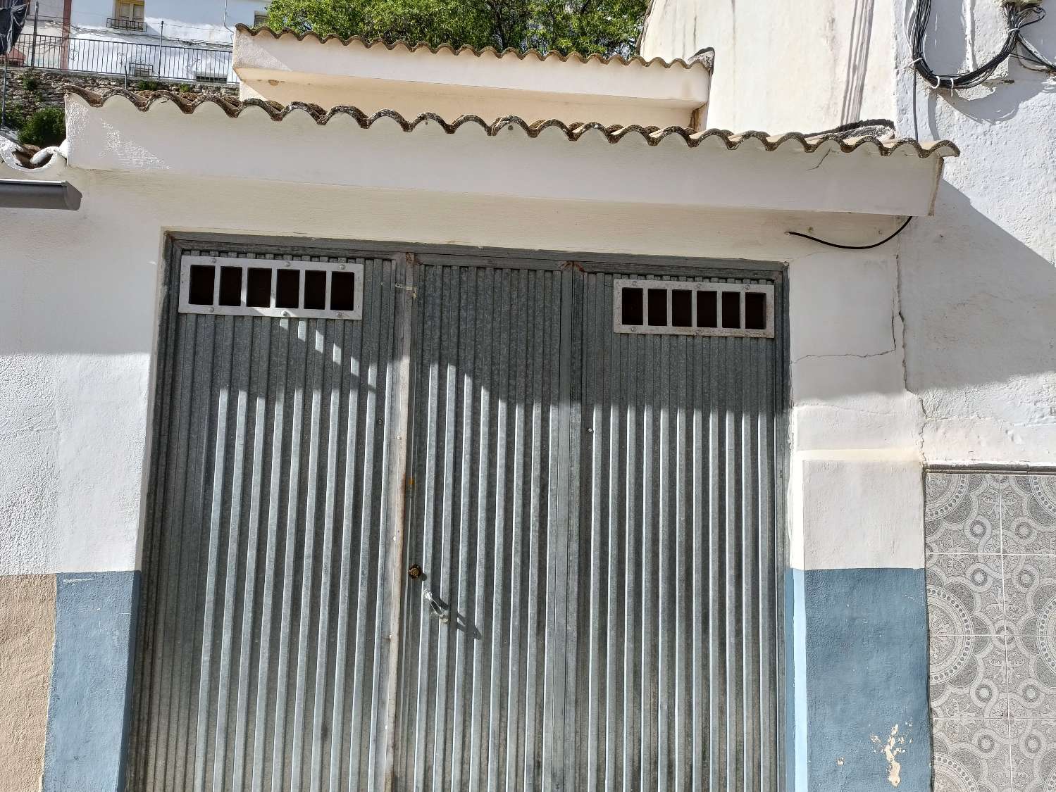 Grande maison de ville avec terrasse avant très ensoleillée