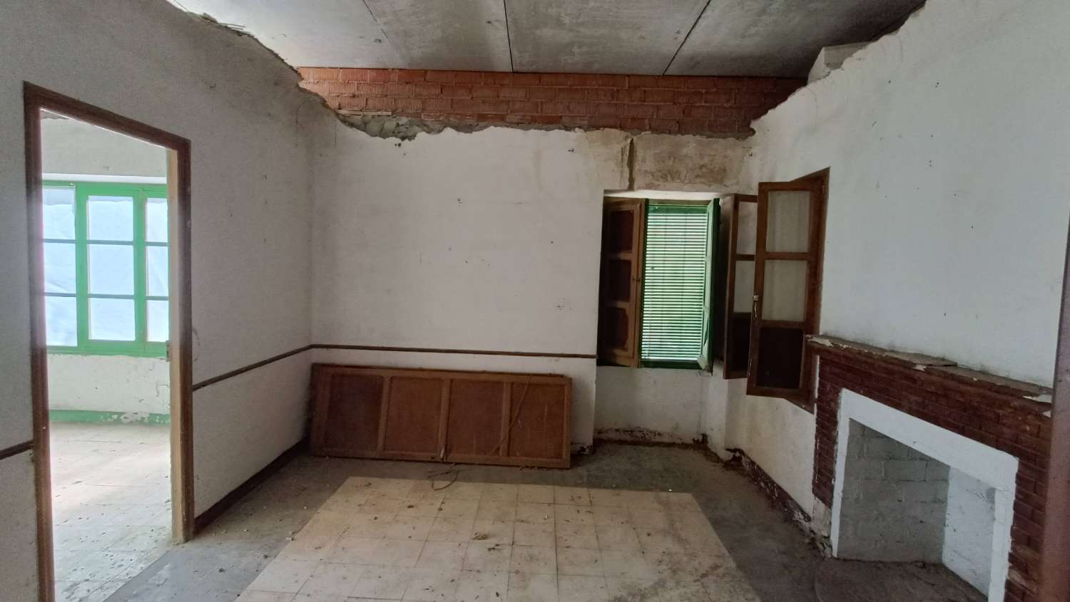 Large country house for renovation with lots of potential