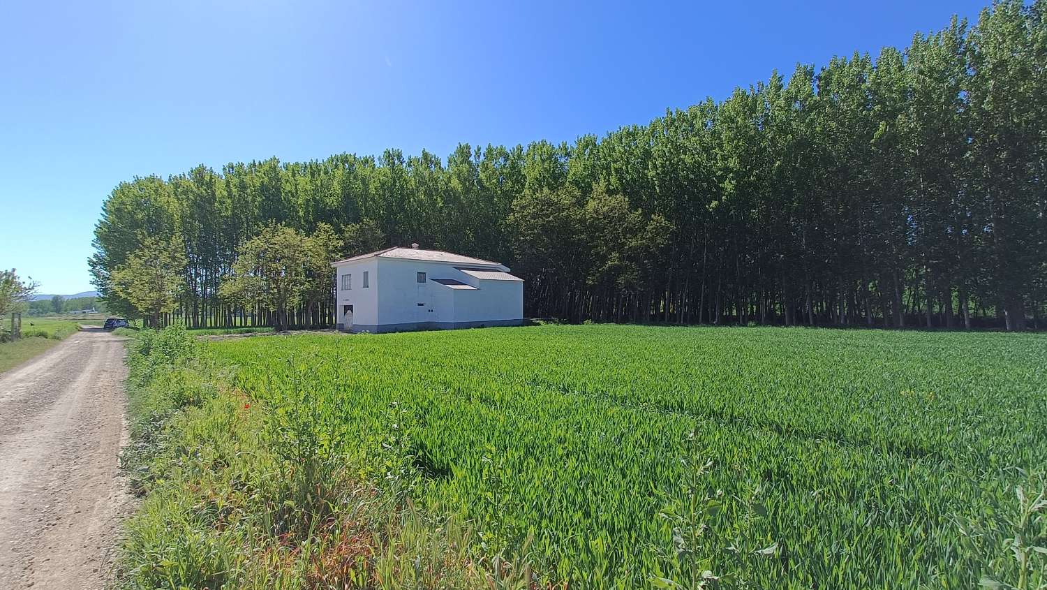 Grande maison de campagne à rénover avec beaucoup de potentiel