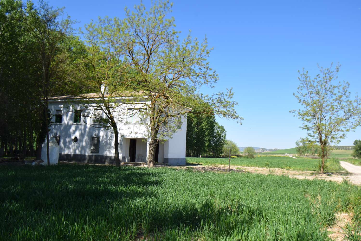 Grande maison de campagne à rénover avec beaucoup de potentiel