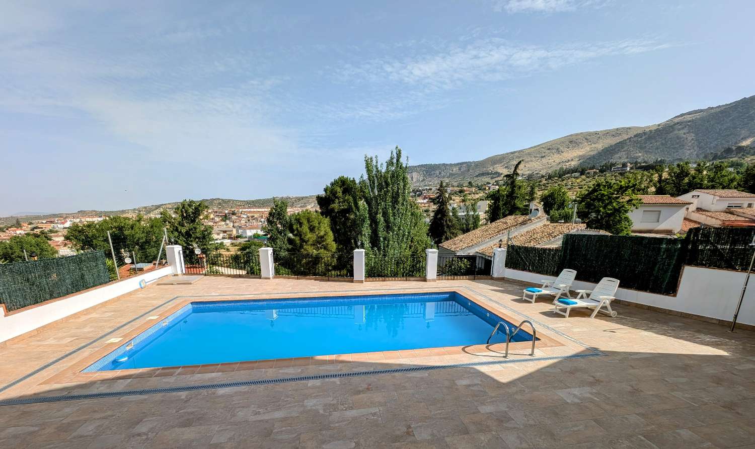Fantástica casa unifamiliar con piscina privada y vistas impresionantes.
