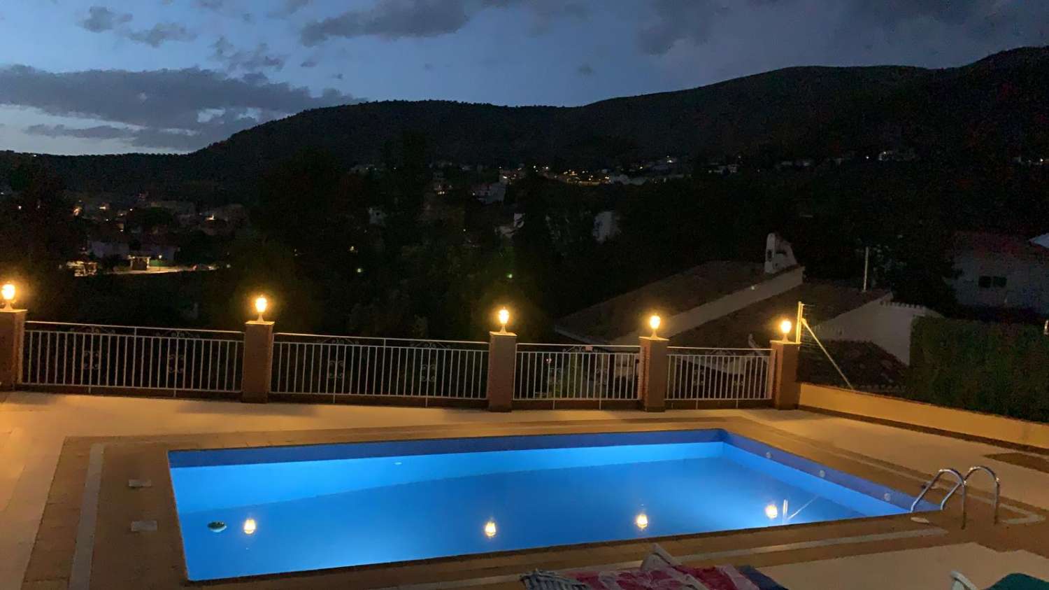 梦幻般的独立式住宅，设有私人泳池，景色迷人