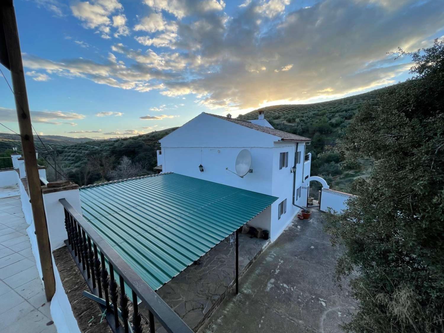 Gran casa de campo con piscina en un paraje natural bonito y tranquilo