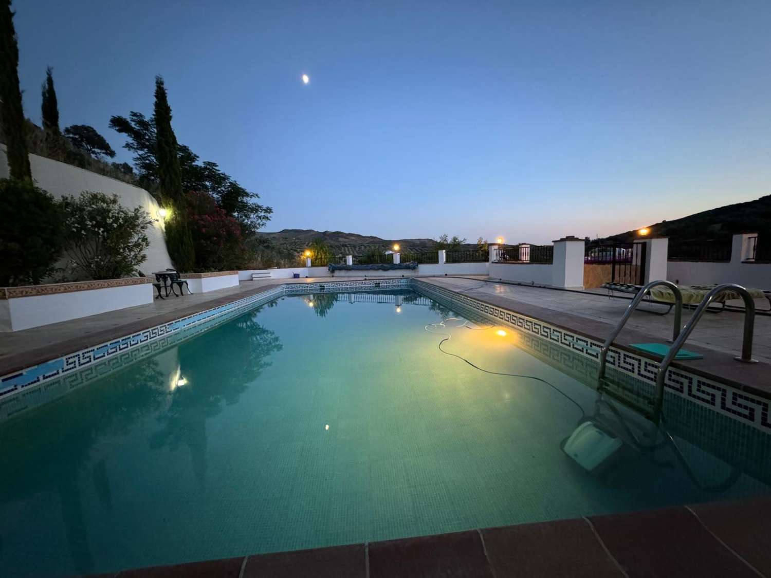 Gran casa de campo con piscina en un paraje natural bonito y tranquilo